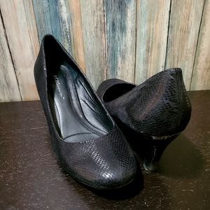 $16 TODAY ONLY🌼 BCBGeneration Silver Logo Black Snake Print Heel